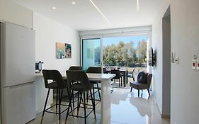 Phaedrus Living - Seaside Executive Flat Harbour 203